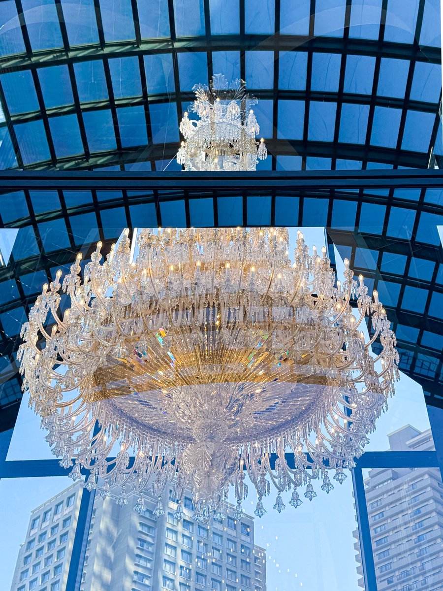 仕事のあいま、バカラのシャンデリアを鑑賞。ライトアップされたら