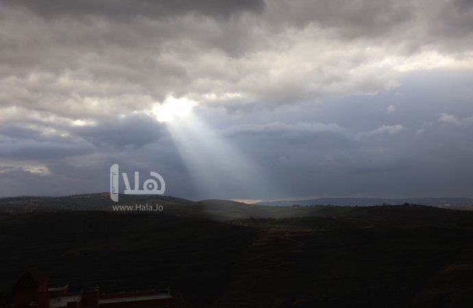 منخفض جوي مساء اليوم وطقس بارد وماطر #الأردن 