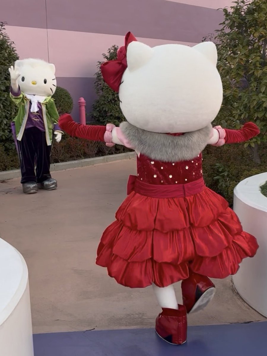 ダニエルくんに駆け寄るキティちゃん可愛い💕 #USJファン #ハロー