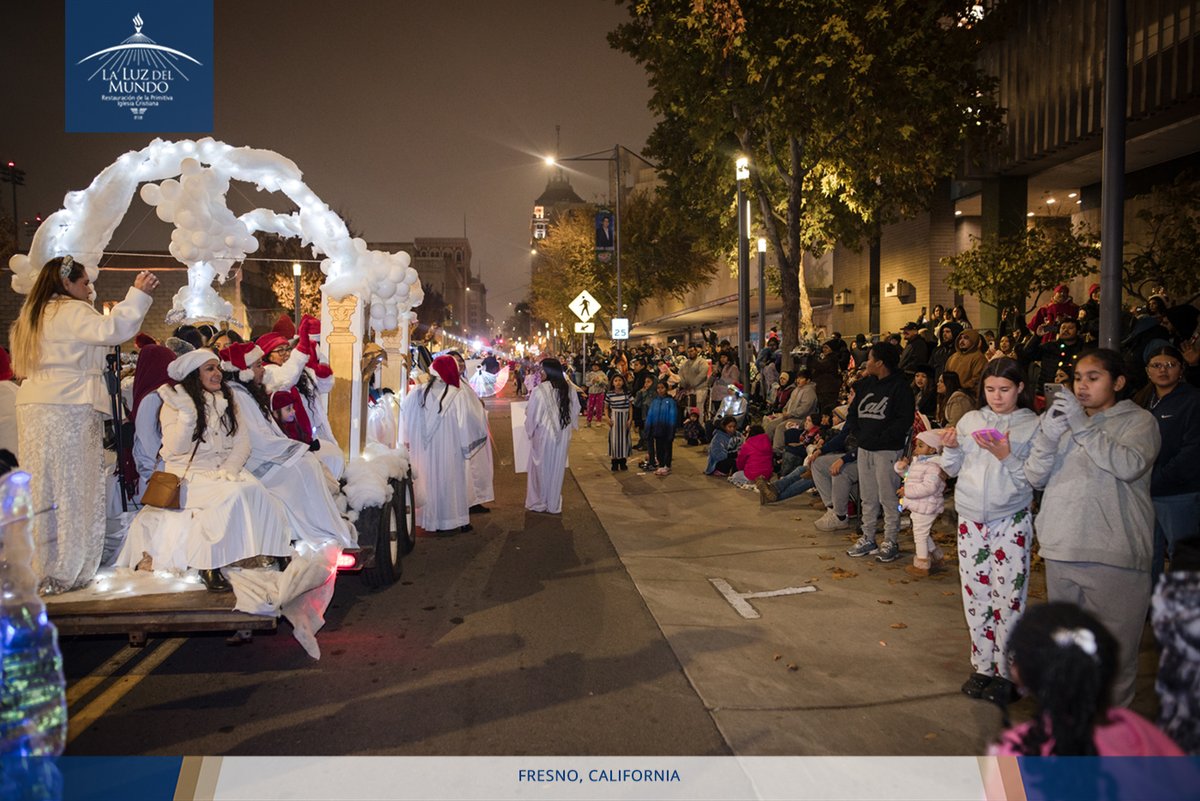 lldmfresno's tweet photo. El Coro de la Iglesia La Luz del Mundo en Fresno marcó un hito en la comunidad al participar en el tradicional Desfile Navideño. Contingente de niños, jóvenes y adultos.

#LLDM | #TLOTW | #WeAreLight
#Fresno | #DowntownFresno | #FresnoChristmasParade https://t.co/BoXIUUF9J2