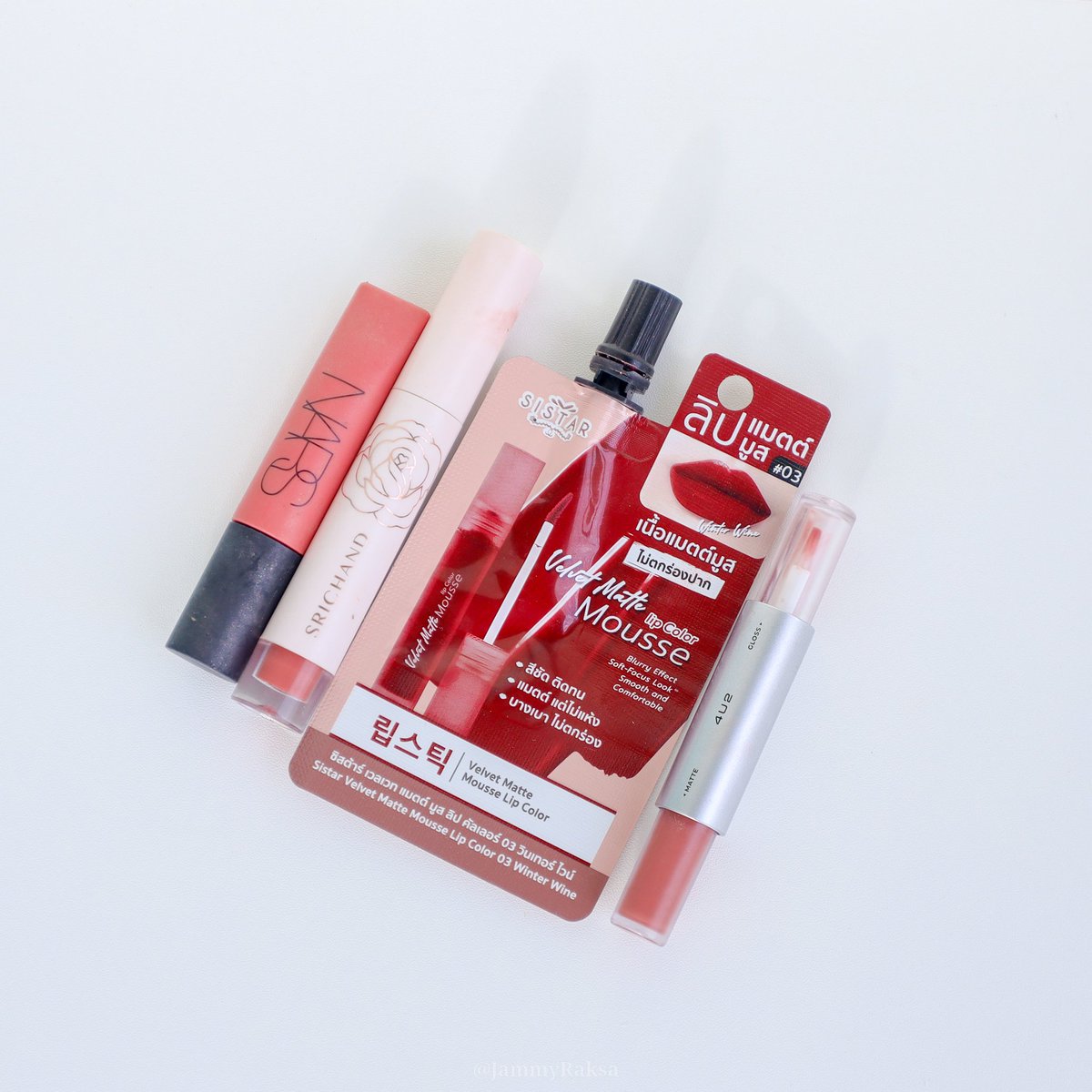 JammyRaksa's tweet image. 💋 ลิปที่ชอบทาผสมกันช่วงนี้ แล้วคนทักบ่อยมาก💄 #ใช้ดีบอกต่อ
🎀ตัวแรกลง #NARS สี JOYRIDE ทาทั่วทั้งปากเพื่อปรับพื้นสีปากเดิม เนื้อนุ่มบางเบา เกลี่ยง่ายมาก
🎀ตัวที่ 2 #SRICHAN สี 01 Chillax Nude ทาทั่วทั้งปากอีกรอบให้สีชัดขึ้น
🎀ตัวที่ 3 #Sistar สี 03 Winter Wine
