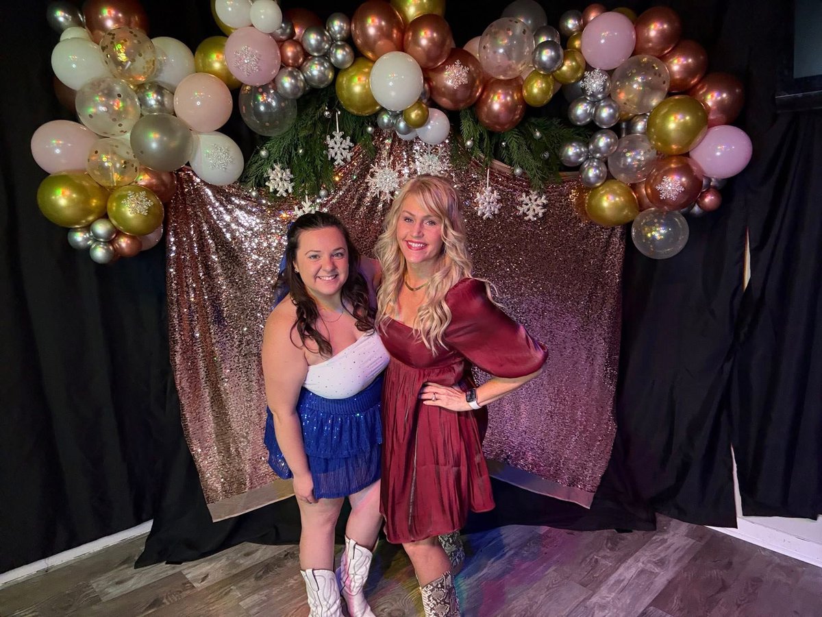 BootBoogieBabes's tweet photo. But first, letโs take an ELFIE ๐ธ #Merry #BootMas ๐ ๐งโ๐ โ๏ธ #BootBoogieBabes https://t.co/BaeFzCFRT4