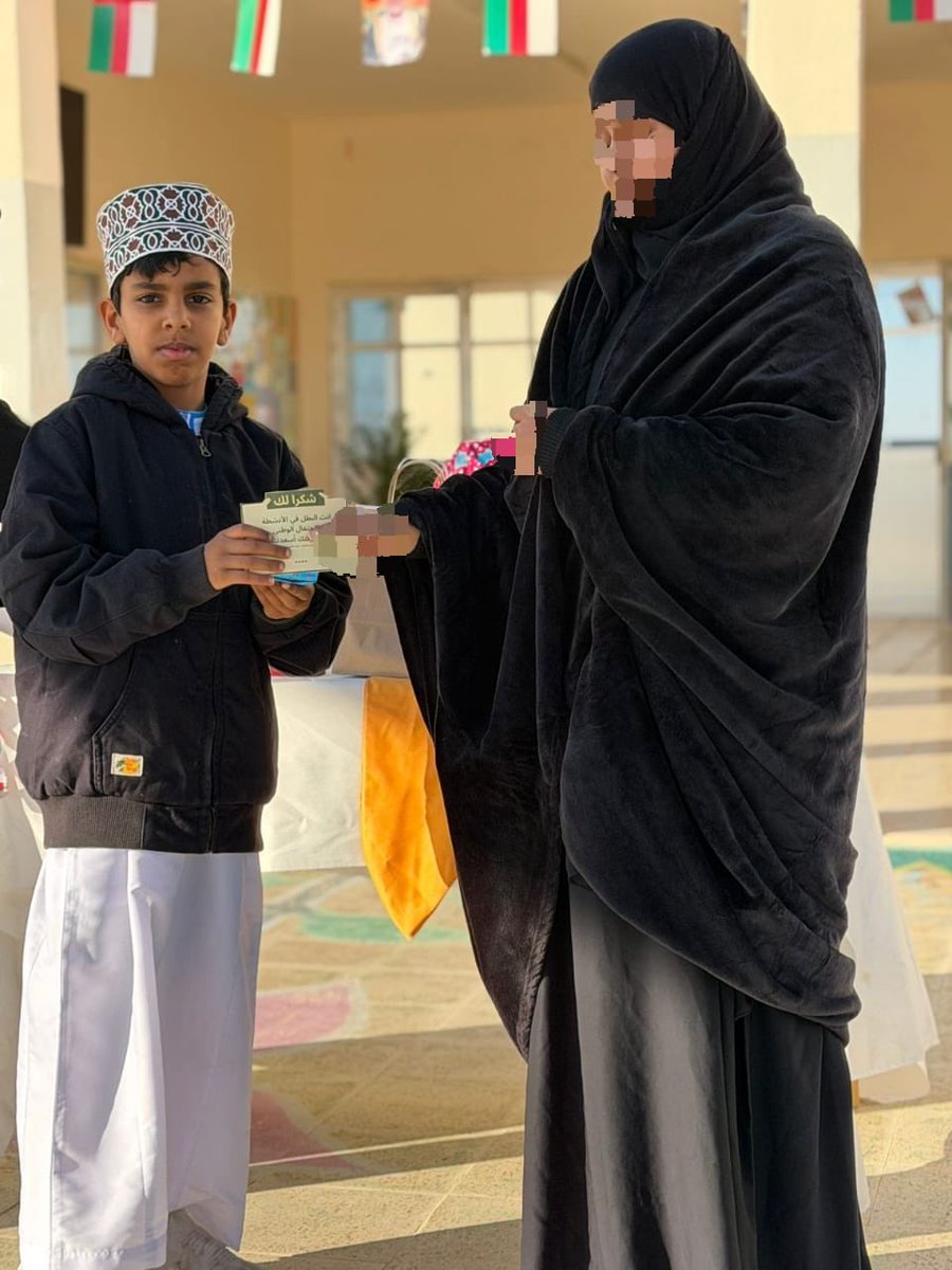 #فعاليات_تعليمية_ظفار 
#تعلم_مستدام
قامت أخصائية الأنشطة سعده المهري بتكريم جميع الطلبة المشاركين في الأنشطة والفعاليات يوم الاحد بتاريخ ١٤/ديسمبر /٢٠٢٥ ..