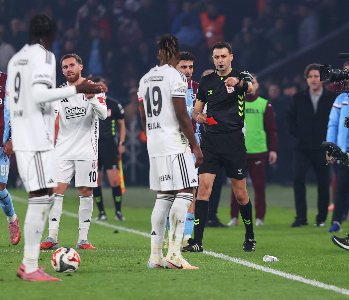 Ne derbiydi ama…! | ✍ <a href="/AksalYavuz/">AKSAL YAVUZ</a>

"Her şey 38’nci dakikada iki asistle oynayan El Bilal Toure’nin takımını bir eksik bırakmasıyla başladı."

milliyet.com.tr/skorer/aksal-y…