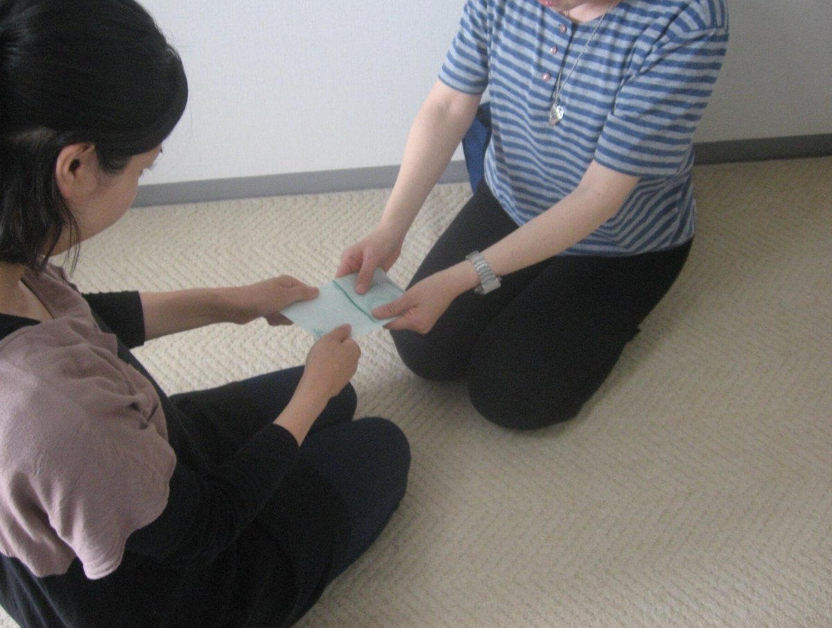 cocoro_skip's tweet photo. 点字名刺プロジェクトと申します。海外で活躍されている営業マンの方々からもご好評を頂いております。そしてこの作業を担っているのは視覚障がい者です。点字名刺を日本の文化として発展させ、世界へ広げていきたいです。障がい者と自然に共存する、日本のモデルを伝えていきたいと考えています。

（画像は2013年7月3日の風景です。12年前、視覚障がい者の方にお給料をお渡ししている場面です）