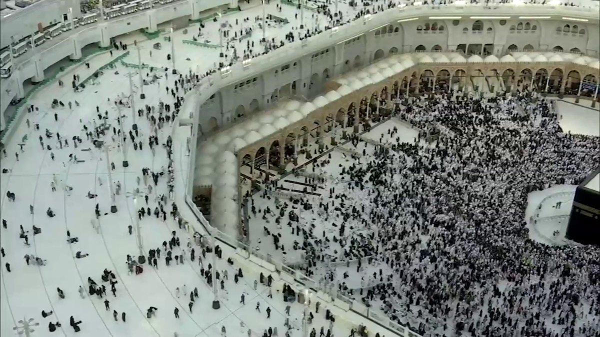 مشهد يتجلى فيه مظاهر السكينة والخشوع لطائفي بيت الله الحرام 