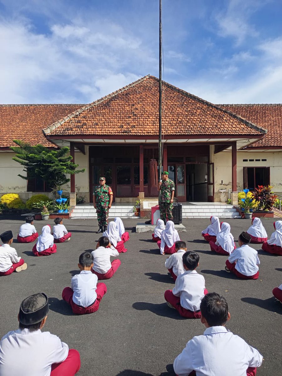 KoramilM's tweet photo. Anggota Koramil 12/Manisrenggo Serka M Ali dan Serda Fitra K B Melaksanakan kegiatan Pelatihan Dasar PBB kepada Siswa-Siswi MI Taskombang kec MANISRENGGO di Halaman Balai desa Taskombang Kec. Manisrenggo https://t.co/9aHuepBhF2