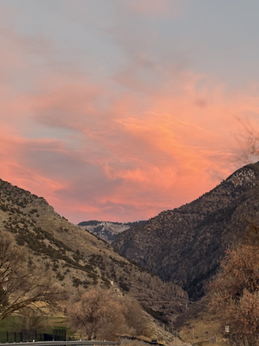 MsKimmyThompson's tweet photo. Logan Canyon at Sunset. ❤️
#loganutah #logancanyon #cachevalley #utahsunset #mountains https://t.co/qGehzEYteO