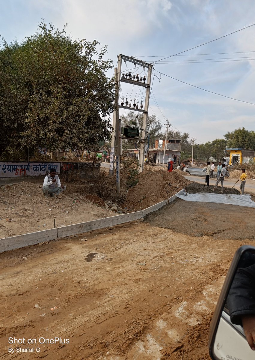 shaifaligarg4's tweet photo. Driving thru a new road construction zone yesterday at baya vil near khatu sikar with ZERO barriers/ clear instructions.This is incredibly dangerous. had to take d car back 1km
@DcDmSikar @NHAI_Official
@nitin_gadkari @DelhiPwd @Manvendra_Khatu @RajCMO @MORTHIndia @phed_aen84715 https://t.co/V9QaikBiVd