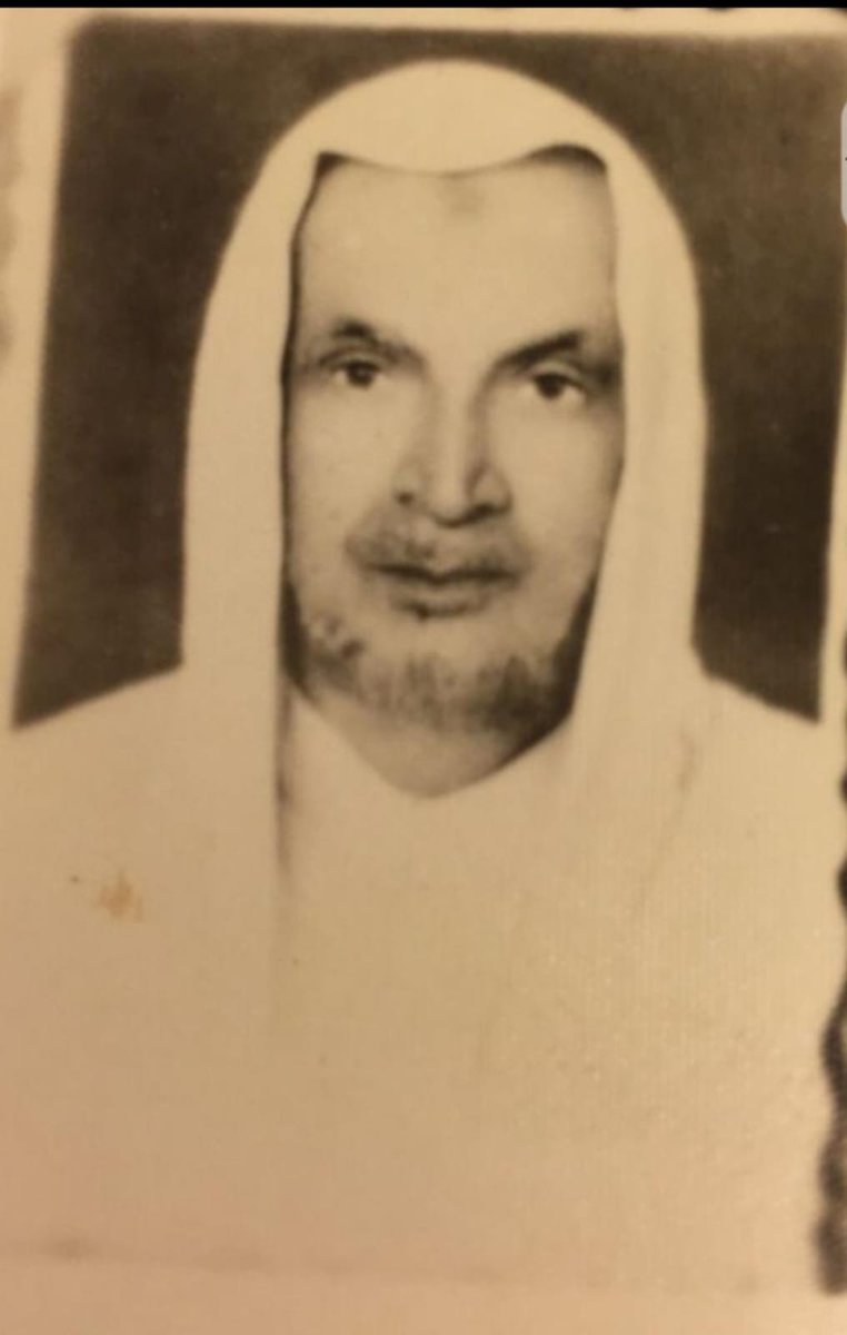 fa209176's tweet photo. الشيخ محمد بن عبدالوهّاب بن محمد بوبشيت
وُلد عام ١٣٤٠هـ في مدينة الجفر بالأحساء، ثم غادرها عام ١٣٨١هـ ليستقر في محافظة الخبر – حي الثقبة.

تولى ـ رحمه الله ـ عددًا من المهام الدينية، فكان إمامًا وخطيبًا لجامع بوبشيت، وخطيبًا لصلاة العيد، إضافةً إلى عمله مأذونًا شرعيًا رسميًا معتمدًا من الدولة.

عُرف الشيخ بخدمته للناس واهتمامه بشؤونهم، واشتهر بعلاج المرضى بالرقية الشرعية والقراءة، فكان مقصدًا لرجال القبائل وأهالي البادية، يُصلح بينهم ويجمع الكلمة بما عُرف عنه من الورع والعلم والخلق الرفيع.

ترك الشيخ محمد ـ رحمه الله ـ أثرًا خالدًا في قلوب الناس، وسيرة عطرة تبقى شاهدة على حياته الحافلة بالعطاء والإصلاح.