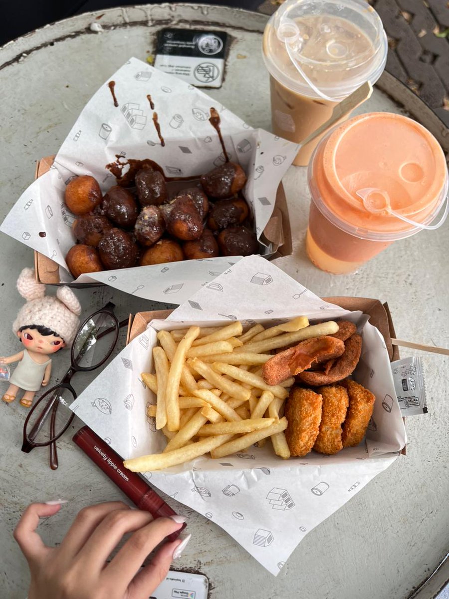 happy lunch with my one n only hirono 🤍🥄🍀