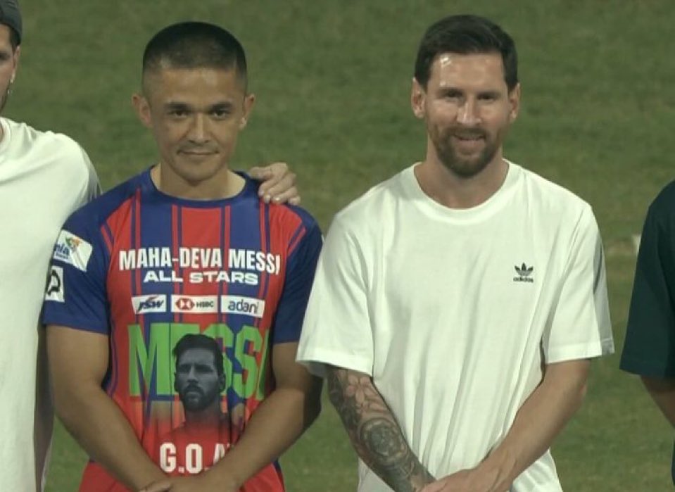 Look at Indian legend Sunil Chhetri’s jersey 

He was made to wear a jersey with Messi’s picture and a text that says Maha for Maharashtra and Deva for Devendra Fadnavis.

A man who gave his whole youth to Indian football was used as an advertising board. 

Disgraceful.