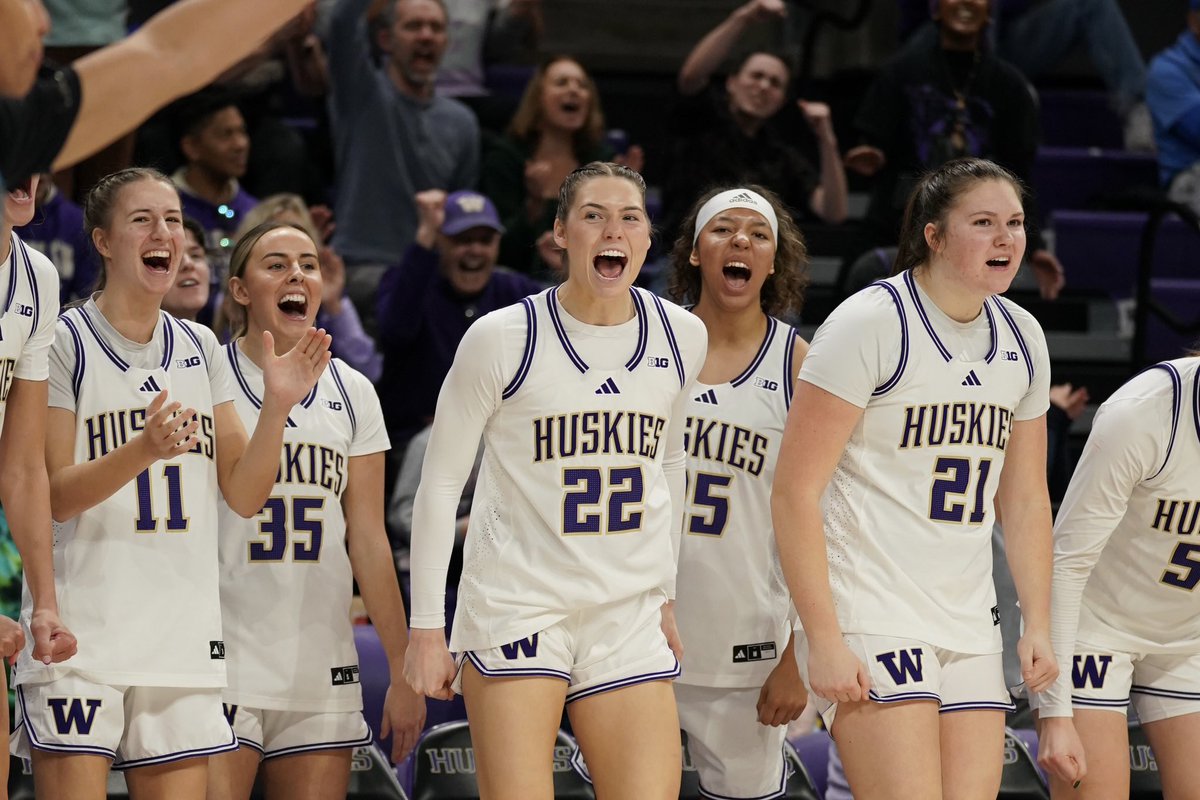 UWAthletics's tweet photo. 10/10 weekend for the Dawgs.

#GoHuskies https://t.co/3ns8LZnDLN