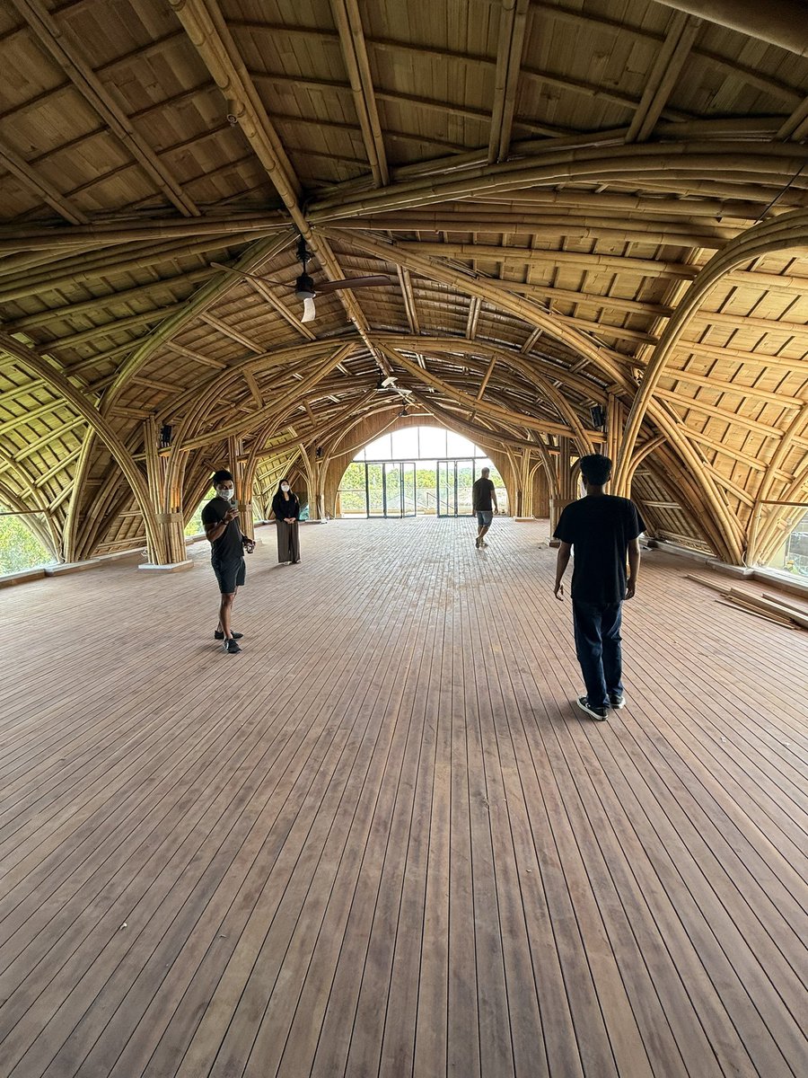 발리에서 가장 큰 규모의 코워킹 스페이스(BWork Uluwatu)가 최근 시범 운영을 시작했습니다.

 4층 건물에 암벽 등반장, 수영장, 카바나, 옥상 요가실 2곳, 그리고 수많은 책상까지. 정말 대단하네요!

