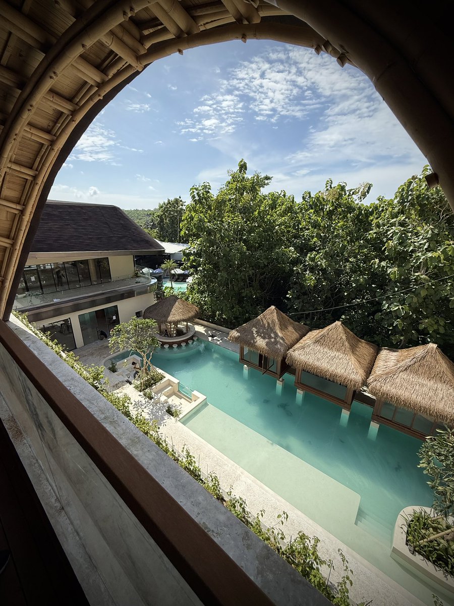 발리에서 가장 큰 규모의 코워킹 스페이스(BWork Uluwatu)가 최근 시범 운영을 시작했습니다.

 4층 건물에 암벽 등반장, 수영장, 카바나, 옥상 요가실 2곳, 그리고 수많은 책상까지. 정말 대단하네요!

