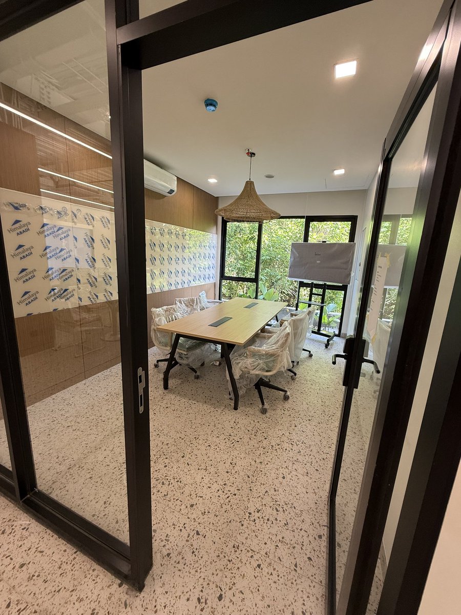 발리에서 가장 큰 규모의 코워킹 스페이스(BWork Uluwatu)가 최근 시범 운영을 시작했습니다.

 4층 건물에 암벽 등반장, 수영장, 카바나, 옥상 요가실 2곳, 그리고 수많은 책상까지. 정말 대단하네요!

