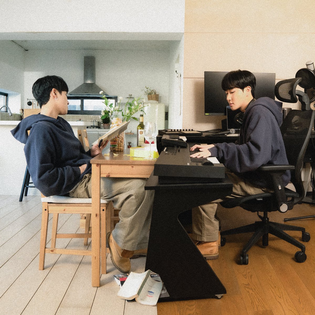 H1GHRMUSIC's tweet image. 심아론 DS [자발적 아싸]

🎧 Out now on all streaming platforms! 🎧
🔗 lnk.to/Simaron_DS_Sol… 

@aronxim 
#심아론 #simaron
#황세현 #h3hyeon
#자발적아싸 #SoloLife
#H1GHRMUSIC #하이어뮤직