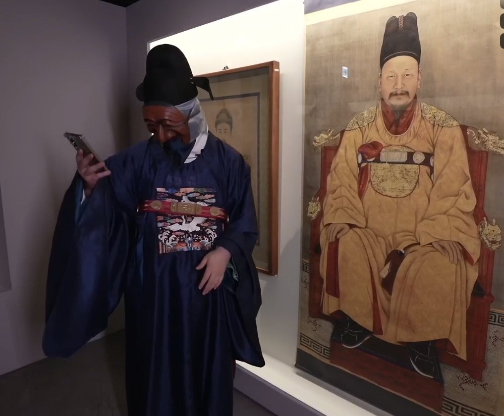 폐하 앞에서 핸드폰 쳐다보는 MZ관리 어떡하죠?