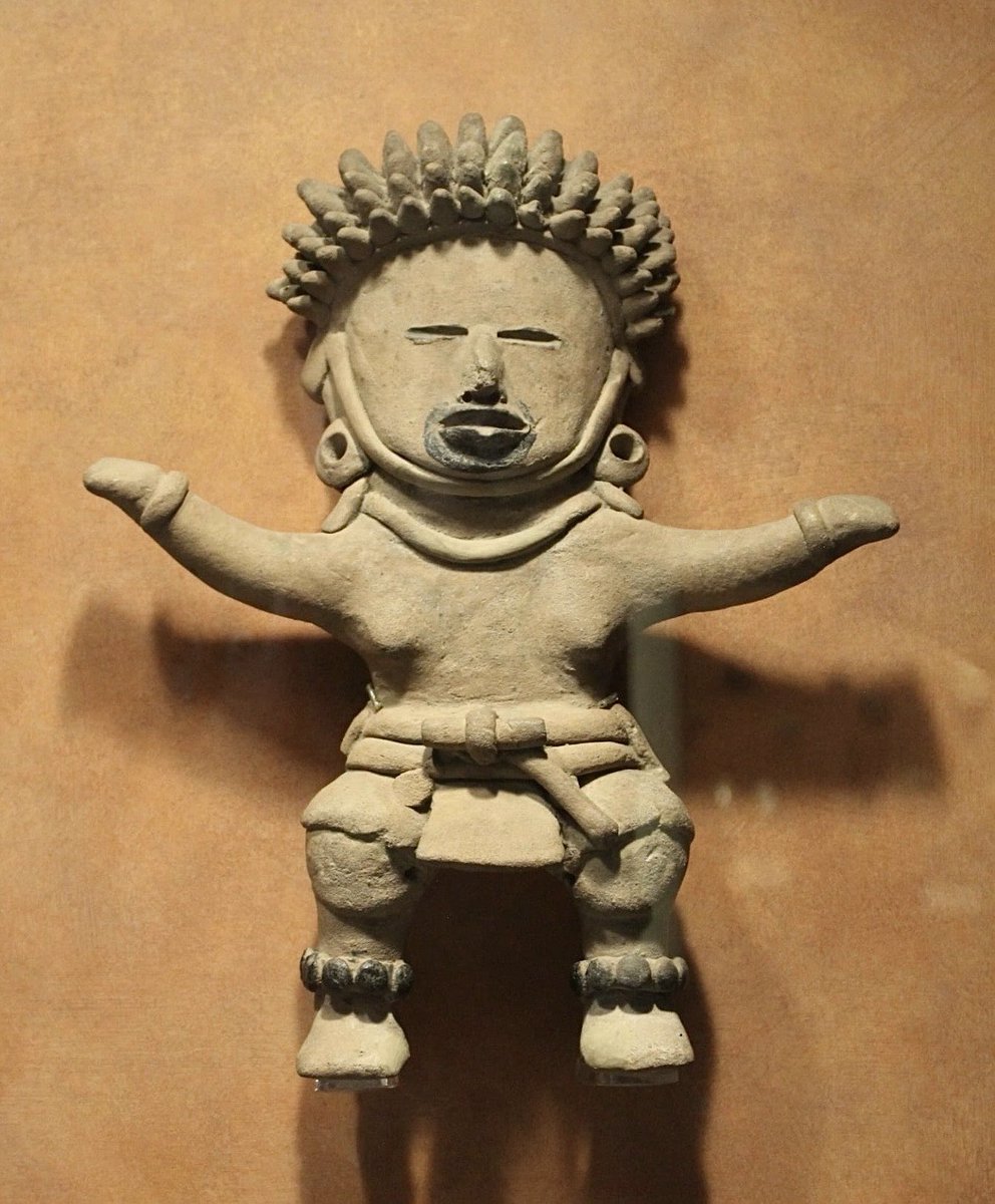 aldo_sauza's tweet image. Figurilla femenina.

La pieza proviene de la Costa del Golfo. Fue elaborada en barro. Representa a una mujer realizando un baile o un canto ritual. Tiene los brazos extendidos y las piernas abiertas, porta chapopote en los labios y en las pulseras de los tobillos.