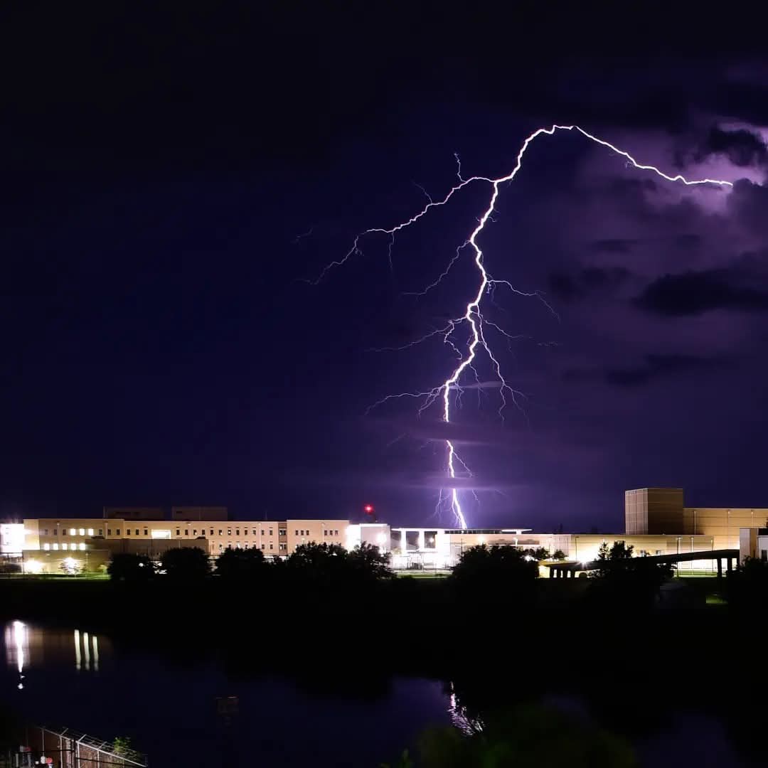 Matthew79n2's tweet photo. Venice high school  #lightning #veniceflorida https://t.co/8VuIV0SDHw
