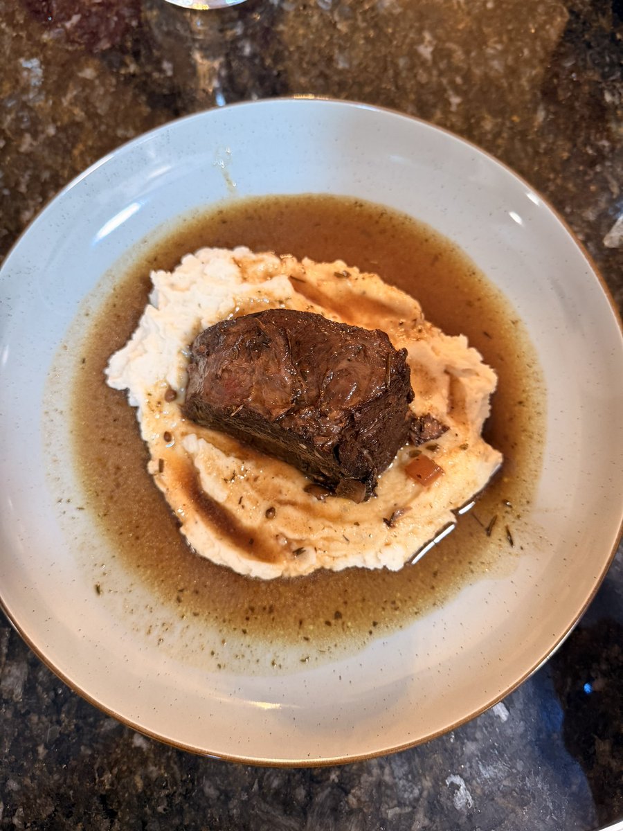 پسر braised beef با شراب درست کردم واقعا زیبا 😭😭😭😭😭