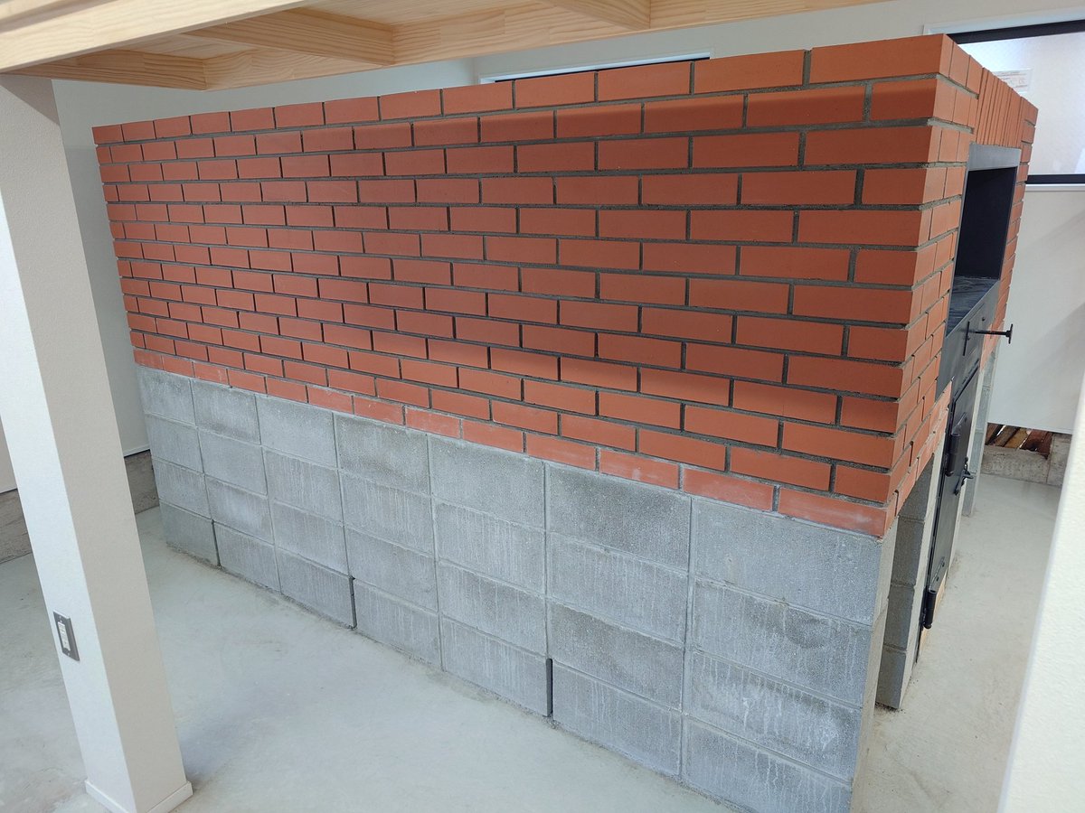 薪窯完成しました。いい出来栄えです。
協力していただいた職人の皆さんお疲れ様でした✨

#薪窯　#パン焼き　#輸入品