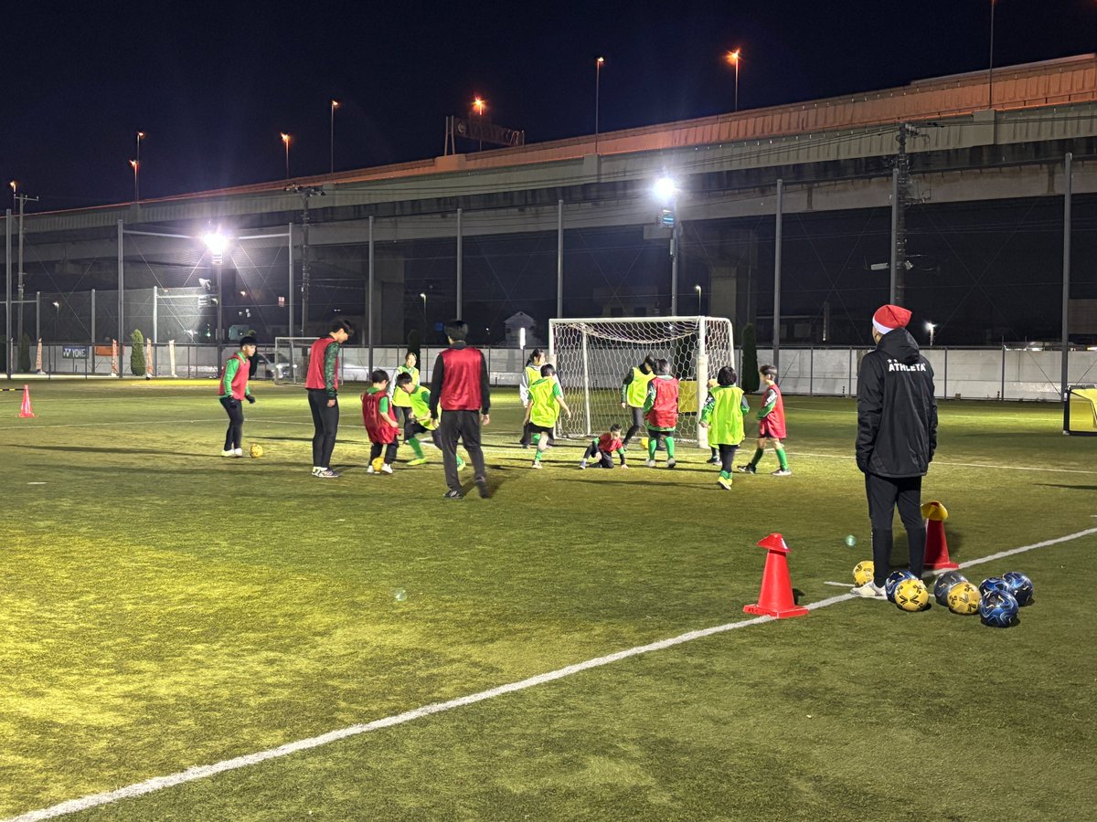 verdygrassroots's tweet photo. 12/10（水）足立区・東京未来大学六町グラウンドでのスクールに、佐古真礼 選手と熊取谷一星 選手が参加！グリーンハートクラス生、スペシャルクラス生と一緒にサッカーをしました⚽📸
#verdy #東京ヴェルディ #東京ヴェルディサッカースクール https://t.co/I4VOUObL33
