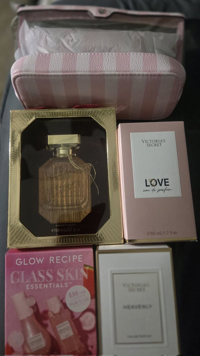 FinalbossbbyCFO's tweet photo. Today's mail treats 💎✨️😌
#victoriassecret 
#VSFashionShow #vsx 
#glowrecipe 
#perfume #beauty https://t.co/3OsUsJFB9j
