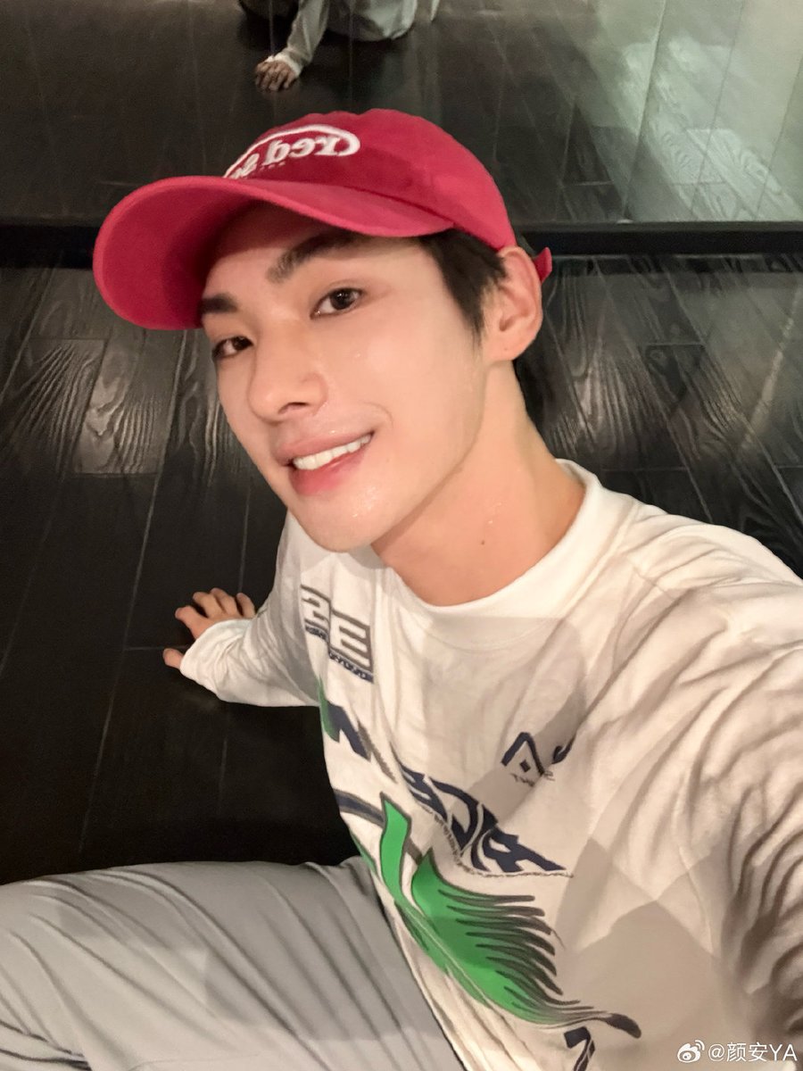 yaonaan's tweet photo. Hope the moon’s glowing extra bright for you tonight.
Mooncakes, warm tea, or something homemade with love?
Wherever you are, may this little celebration feel cozy, sweet,
and filled with simple joy, good vibes, and shared smiles 🌕✨ https://t.co/xEiYOowFov