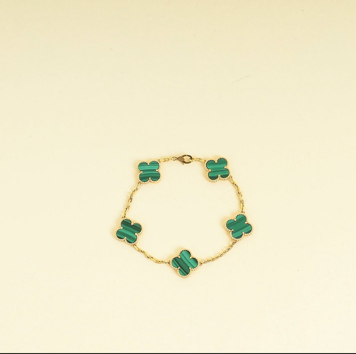 ReemRaafat2012's tweet photo. Van Cleef &amp; Arpels 
@vancleefarpels 
100% Automatic ✅
Material: 18K Yellow Gold with 5 Stones Malachite (12.70g)
Serial Number / Stamp / Date Code: JA049662
Wrist Size: 19 cm
Inclusions: Box
#reemraafatjewellery #vancleefandarpels https://t.co/0zJkousUXC