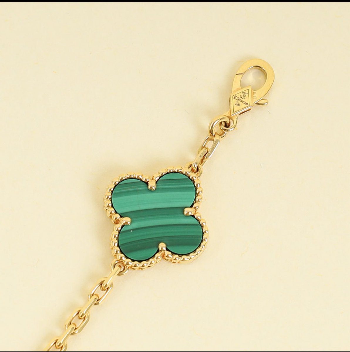 ReemRaafat2012's tweet photo. Van Cleef &amp; Arpels 
@vancleefarpels 
100% Automatic ✅
Material: 18K Yellow Gold with 5 Stones Malachite (12.70g)
Serial Number / Stamp / Date Code: JA049662
Wrist Size: 19 cm
Inclusions: Box
#reemraafatjewellery #vancleefandarpels https://t.co/0zJkousUXC