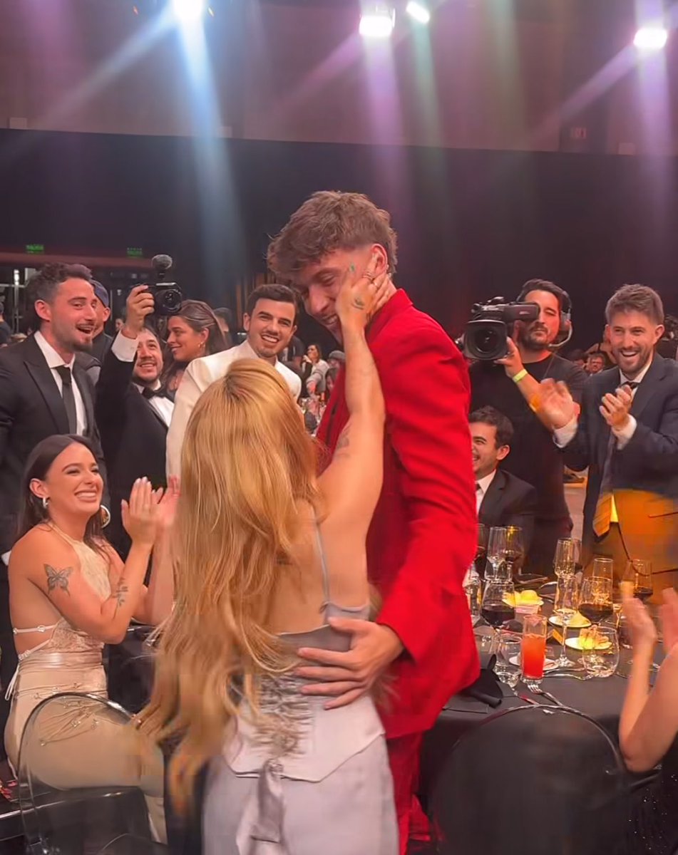 AMO ESTA FOTO ✨
la mano en la carita, la sonrisa de él y los de atrás todos felices