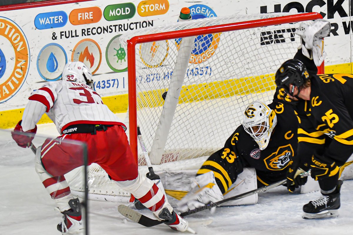 A pair of great goal shots by <a href="/MiamiOH_Hockey/">Miami Hockey</a> on Friday. 

Full gallery here: viewfromtheglass.com/2025/12/14/pho… <a href="/TheNCHC/">The NCHC</a> <a href="/MiamiOH_Hockey/">Miami Hockey</a> <a href="/ViewFromtheGla1/">View From the Glass</a>