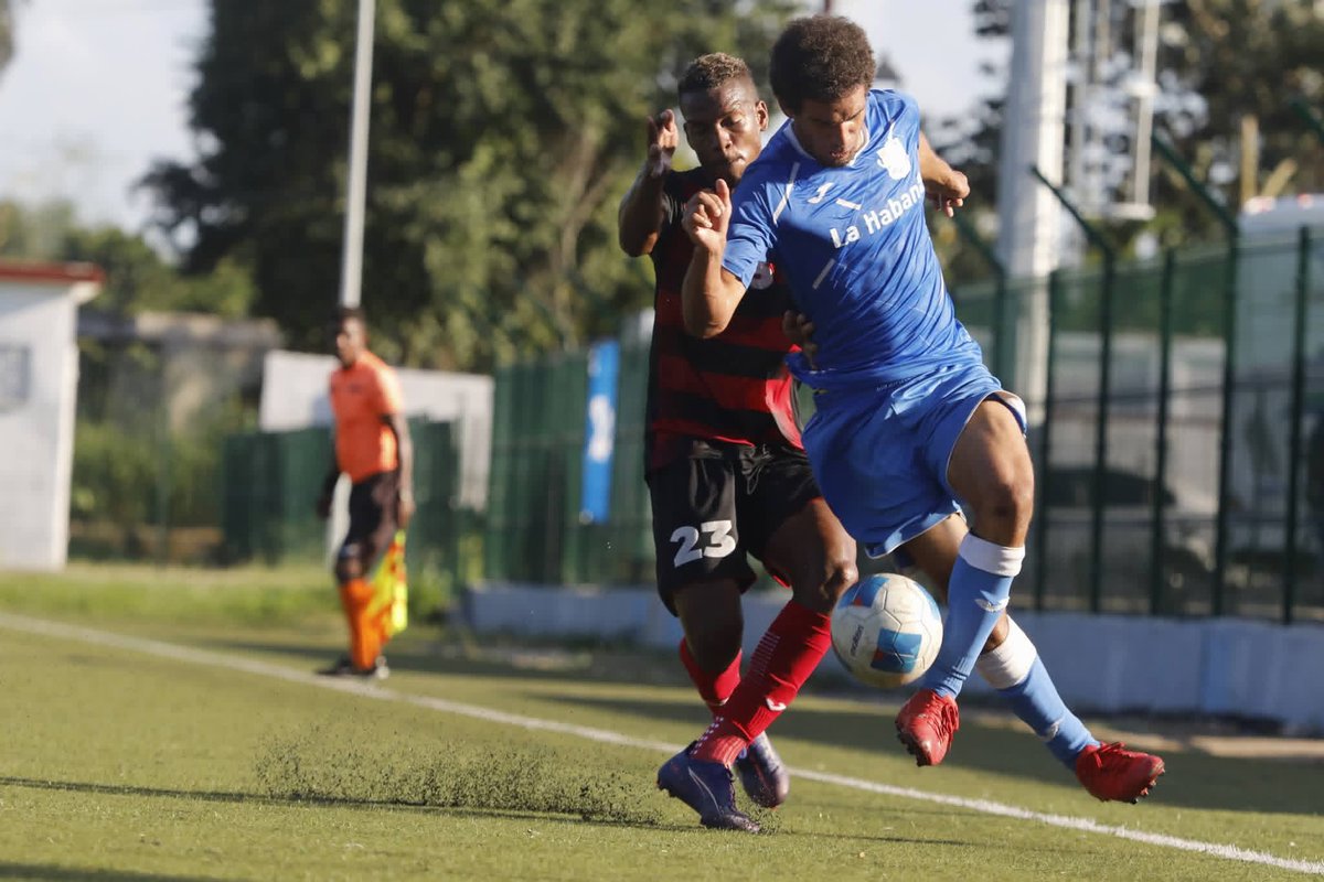 #LaHabana vivió una jornada dominical muy deportiva, a la corona de los peloteritos 7-8 años se sumó la selección de fútbol, que venció 2-1 a Santiago de Cuba para llevarse el título 🥇en la Liga Nacional. 
Muchas felicidades 
📷 JIT