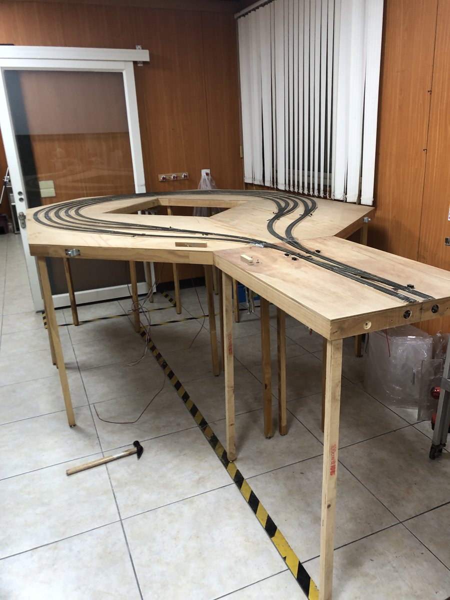 ANE_MODEL_TECH's tweet photo. Finally reassembled our HO loop module based on the Free-mo concept here at the office. Next step is to complete the SmartSwitch turnout control setup and run full operational tests.

#FreeMo #ModelRailroading #HOscale #SmartSwitch https://t.co/lXErIri7M1