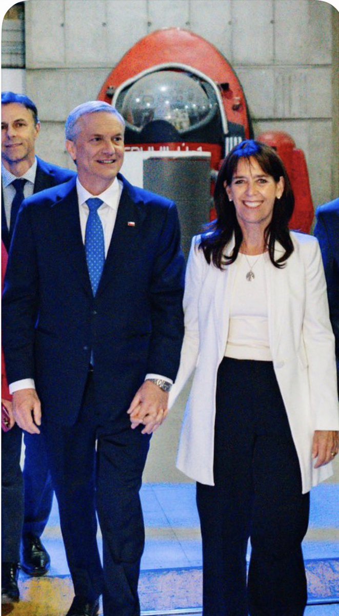 🔴Al fin llegó la decencia a La Moneda, la elegancia, un Estadista y su Primera Dama ❤️🇨🇱😘
#Eleccioneschile2025 
#KastPresidenteDeChile