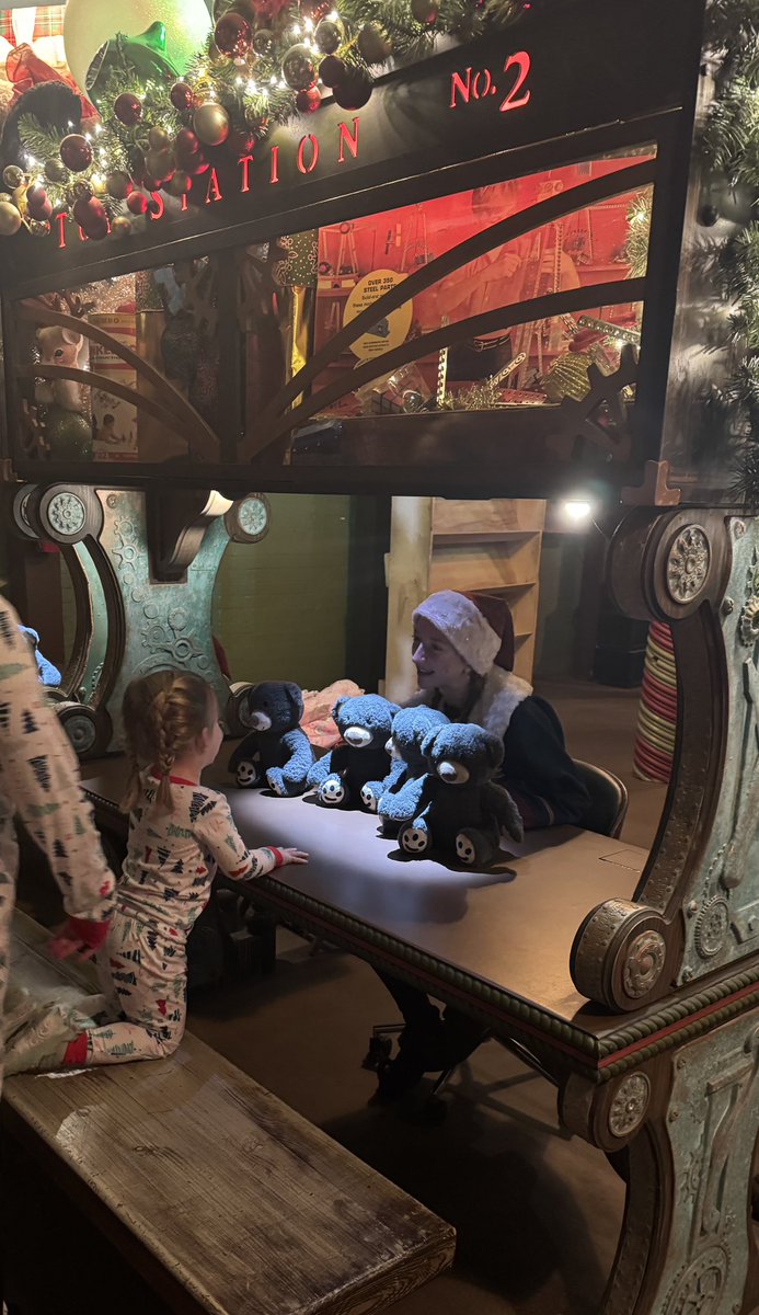 sykotiikgamer's tweet photo. This weekend we took a trip to the North Pole to see Santa and his workshop! π
π»π Caidence had so much fun! Truly was an amazing experience! βοΈβοΈ #NorthPoleExperience #Christmas #Santa https://t.co/KNum0CVDC7