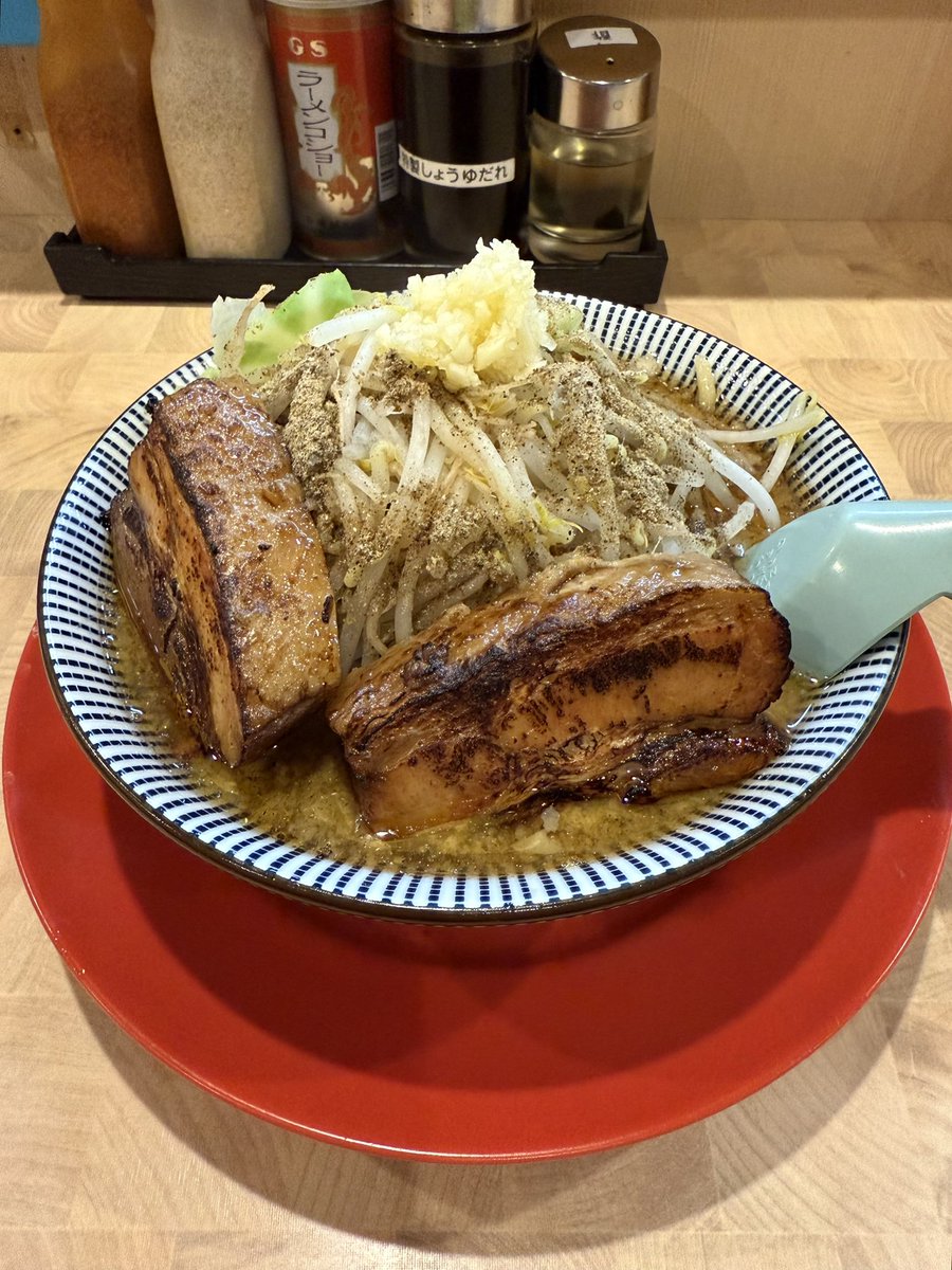 腹が減るとよく行く「まるぎん道場」

昨日もマリゴ観戦帰りに食べてきた

煮干しラーメン 

いつ食べても満足できる味とボリューム
もっと評価されてもいいラーメン屋