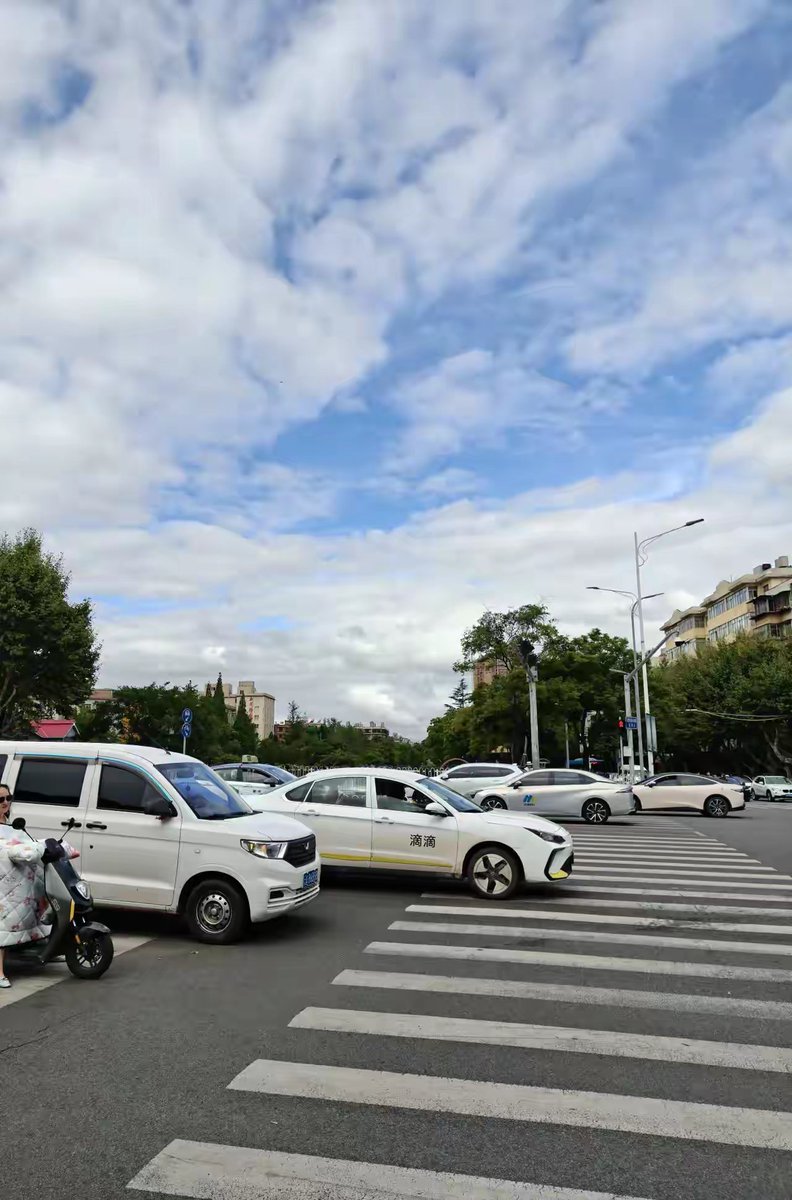 JustinLee6948's tweet photo. 科二倒库压线3次→教练递瓶水：“把离合当‘慢’字写，踩半厘米”→第4把稳进！原来不是车笨是我急～现在能一把过的举个手！ https://t.co/g2KBizTril