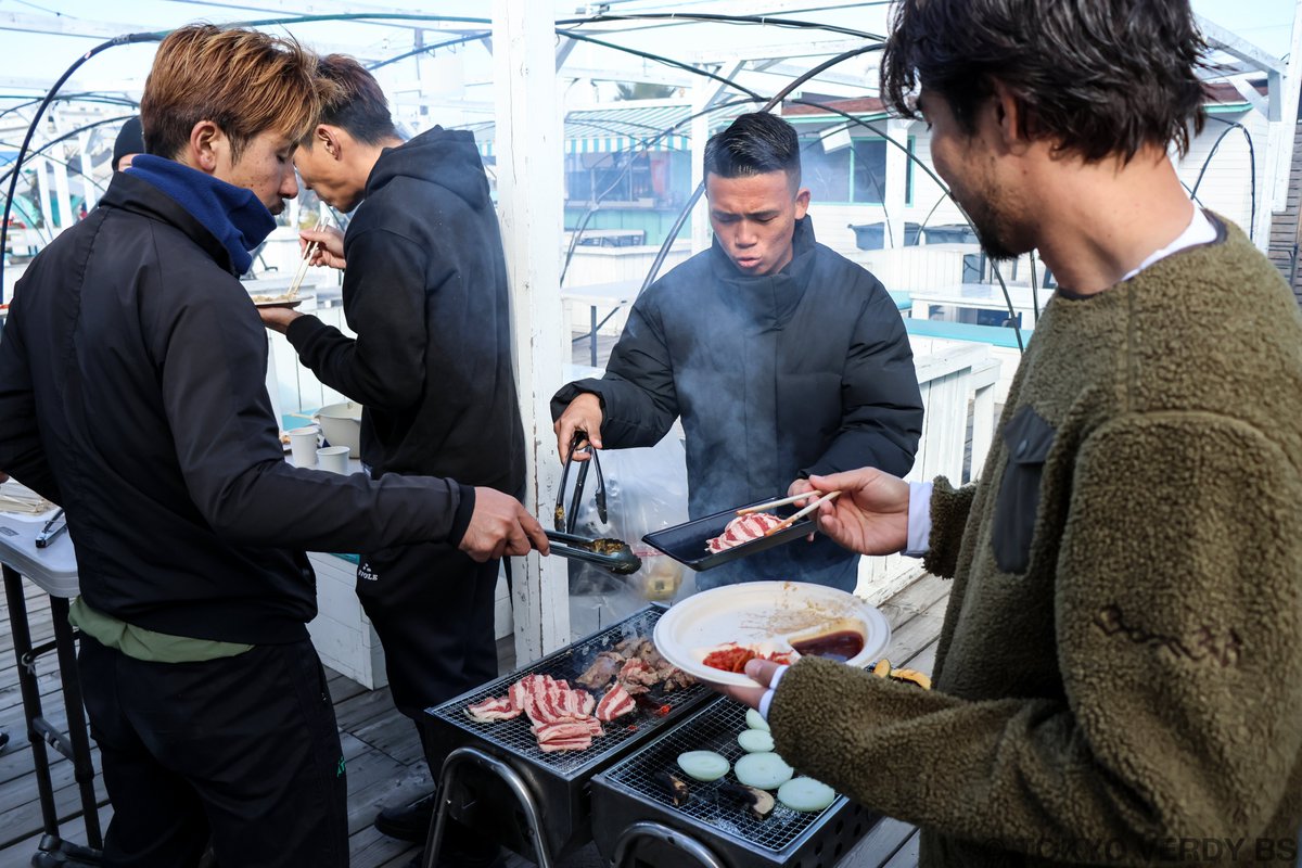【タチヒビーチでBBQ忘年会！】
昨日13日の年内最後のトレーニング後は、#タチヒビーチ でチーム忘年会を実施しました。

いつもお世話になっておりますタチヒビーチで年納めをさせていただきました。

冬でも広い室内でのBBQもできますので、快適です♪