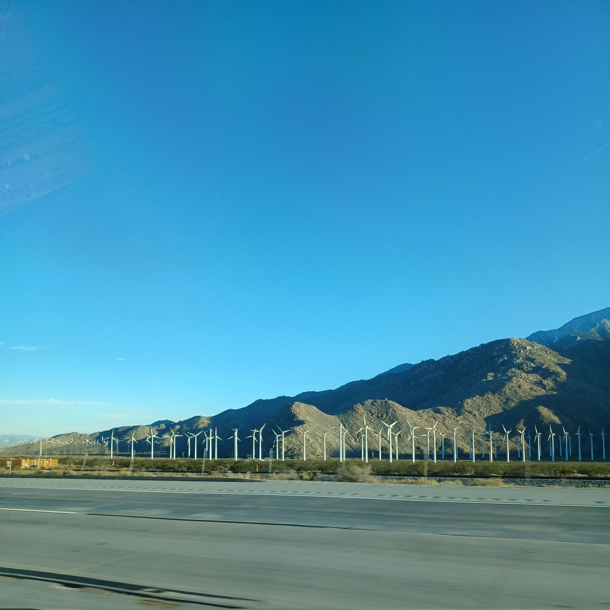 KanokoAway's tweet photo. LAXを後にして、砂漠に向かって東へ走る。
#Interstate10 https://t.co/BQVVINKukE