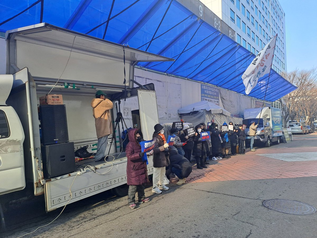 💙민주당 당사앞 약 20분 정도 와 계십니다.대부분 연세가 있으신 분들이지요.멀리서 오셨다는 어르신:"젊은사람들 일하러 가야지,그래서 힘들어도 내가 왔어"하십니다.ㅠㅠ
여러분,많이 응원해주세요!