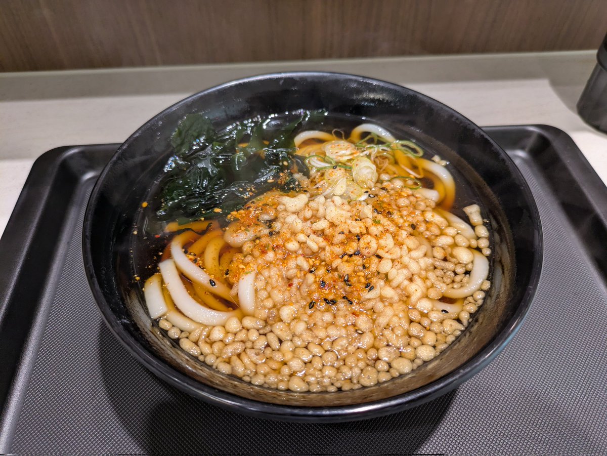 地元の大久保駅前の富士そばがリニューアルしてたんでたぬきうどん食っ