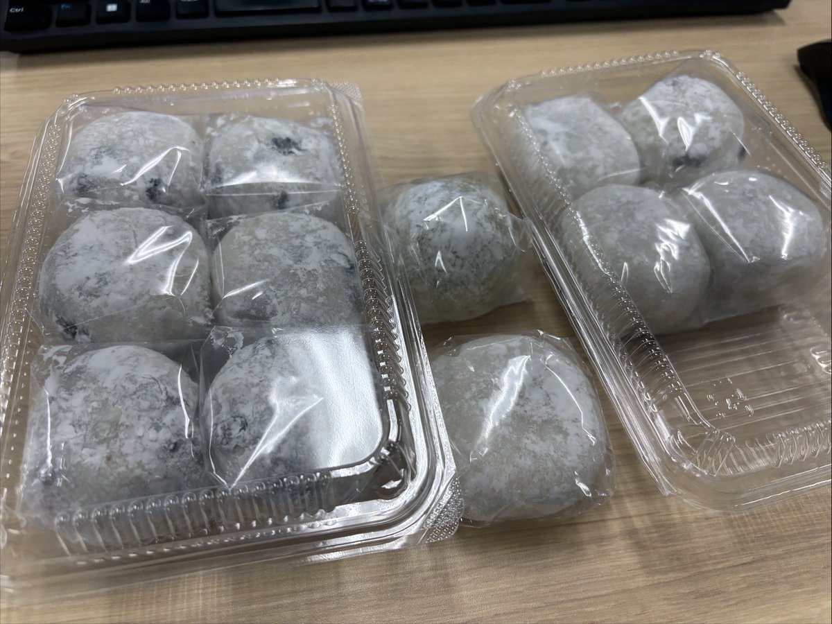 おはようございます☀️ 外出していた社長がお土産に大福を買ってきて