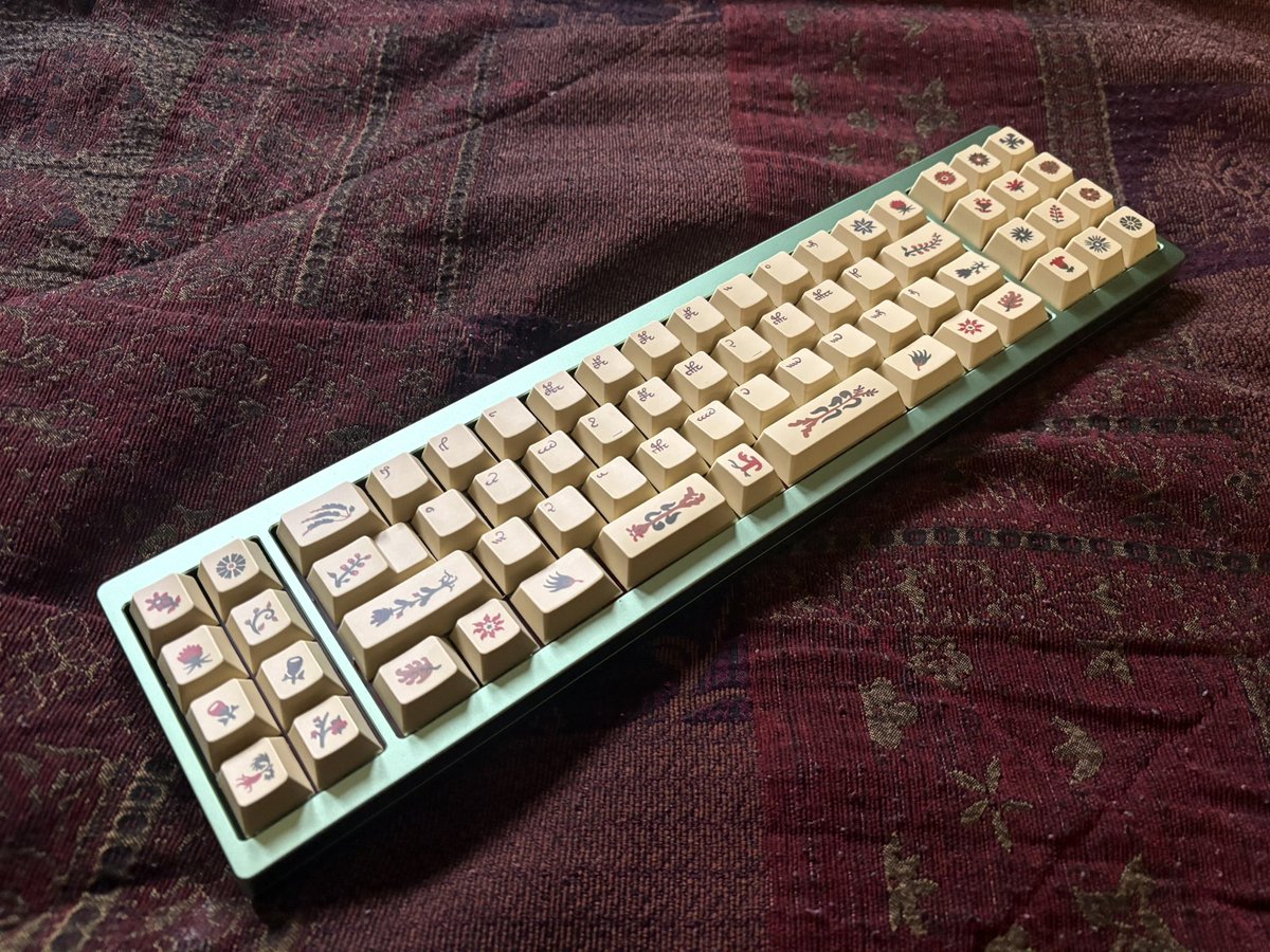 I have not been keyboard posting lately and I have to get back on brand

Spell40 with MW Voynich keycaps and Duhuk Matcha switchea