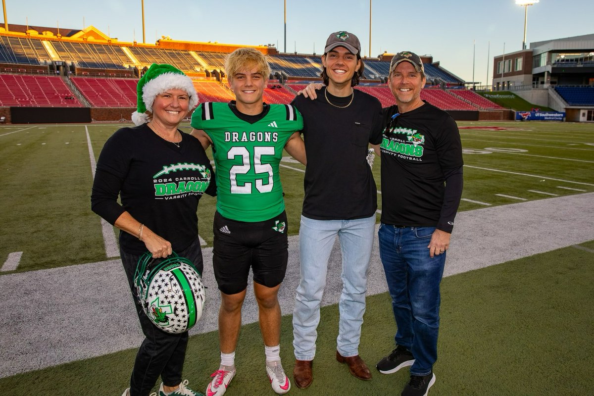 GavinStrange1's tweet image. It truly has an honor to represent my town, and I am so beyond thankful for everyone who sacrificed hours to develop me into a better person. Thank you for everything, Dragon football. 💚

@coachrdodge @BrianSides12 @CoachShrags @CoachRazloznik @CoachRaulerson @CarrollDragonFB