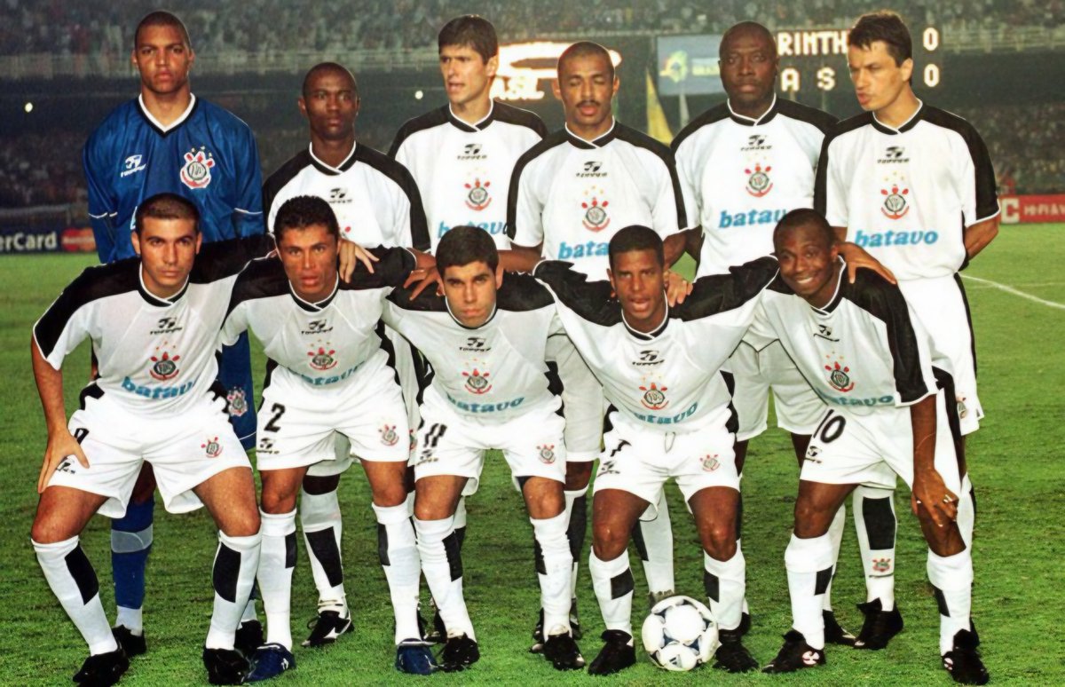 Vessoni's tweet photo. 25 ANOS DEPOIS...

... o mesmo uniforme, no mesmo estádio e o mesmo adversário!

Justamente no ano de homenagem aos 25 anos da conquista do 1° Mundial de Clubes da Fifa, o Corinthians disputará outra decisão no Maracanã contra o Vasco.

Incrível coincidência!!! 😱

#Corinthians https://t.co/vUtCbJ7wIp