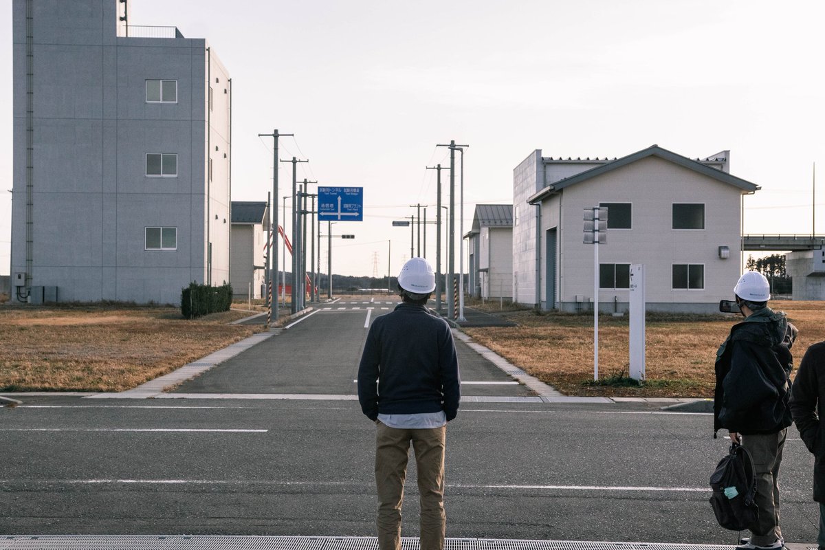f_spacecon's tweet photo. 大学生19名が福島沿岸を訪れ、実証環境を視察しました。
50haものテストフィールドをはじめ、市の実証用地で進む地元ロケット会社の事業も見学しました。
月面のクレーターを再現したフィールドでは、 学生が研究しているローバーの実証も見学。
積雪がほとんどない強みも感じてもらえました。 https://t.co/BQy9pvmbje