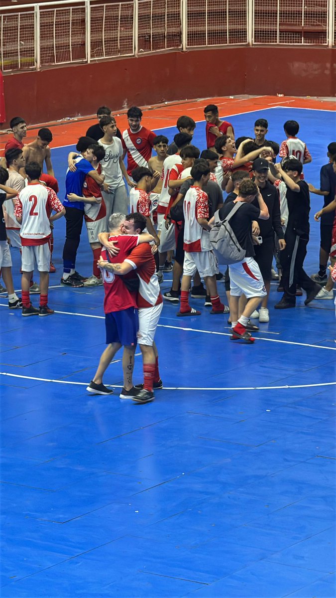 carlosbichoboan's tweet image. Nada en la vida iguala ver salir campeón a tu hijo con los colores que amamos, momento inolvidable , te amo hijo gracias @FutsalAAAJ #AAAJ