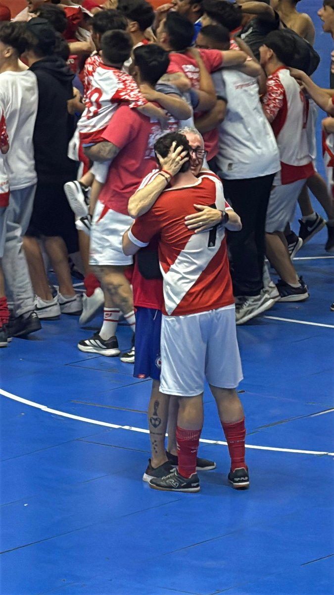 carlosbichoboan's tweet image. Nada en la vida iguala ver salir campeón a tu hijo con los colores que amamos, momento inolvidable , te amo hijo gracias @FutsalAAAJ #AAAJ